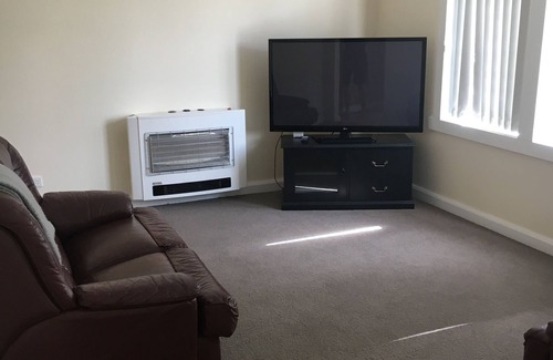 Strahan House | Entire House 3 bedrooms, 5 minute walk to town centre and 1 minute to beach