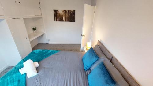 Gloucester Apartment | Entire House-Long Stays in Gloucester-Contractors- Families