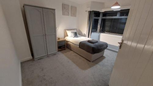 Gloucester Apartment | Entire House-Long Stays in Gloucester-Contractors- Families