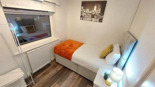 Gloucester Apartment | Entire House-Long Stays in Gloucester-Contractors- Families