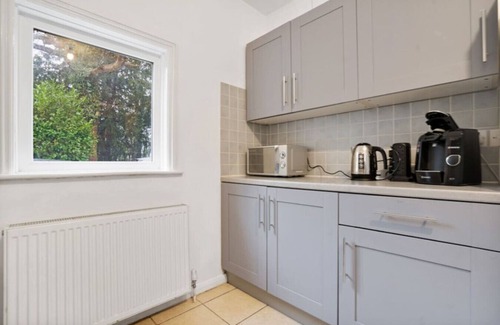 Bletchingley House | Entire House near Gatwick with free parking