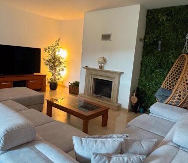 Loures House | Entire House Room Fanhoes