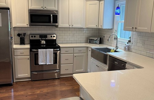 Clemson House | Entire house that sleeps 7- 3 miles from Death Valley!
