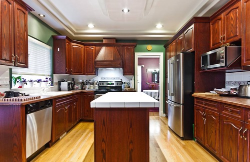 Surrey House | Entire Luxurious Private/Secure Custom Built Villa 4 U