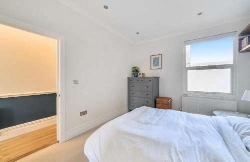 Graveney Apartment | Entire Modern Apartment with Garden Near Underground Station
