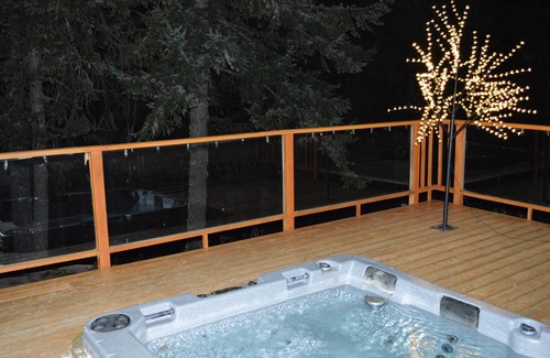 Salt Spring Island House | Entire room. Ocean,mountain view, hot tub,garden,deck,next to Mount Maxwell park