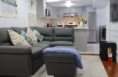 Brampton House | ENTIRE SEPARATE GUEST SUITE WITH FREE ONE PARKING