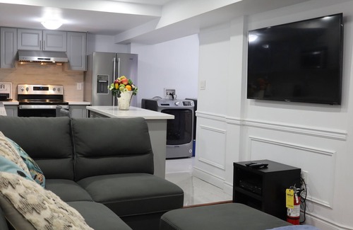 Brampton House | ENTIRE SEPARATE GUEST SUITE WITH FREE ONE PARKING