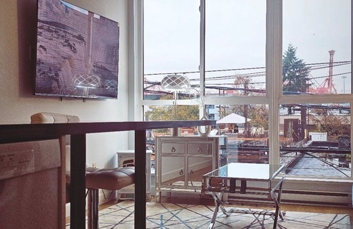 Downtown Eastside Apartment | Entire Space of Modern Apartment in Downtown Vancouver Neighbourhood