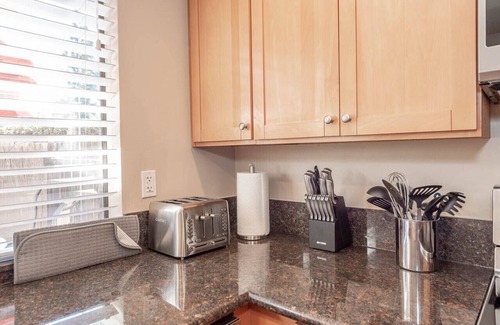 Bay Ho House | Entire Townhouse! Pool, Jacuzzi Quiet Neighborhood