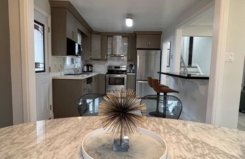 Newtonbrook House | Entire Upper Suite. Newtonbrook Updated Suite.