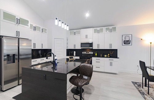 Dallas House | Entire Vacation House in Dallas that serves almost all your needs.