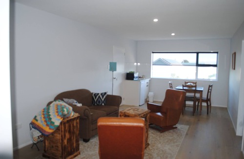 Hokitika Apartment | Enviable Location with True Comfort - Hoki Boatshed Holiday Accommodation