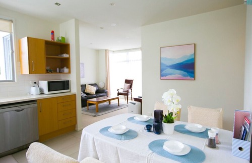 Epsom Apartment | Epsom Central Spacious Modern 3 Bd Apt+Parking