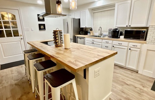 Metzger House | Equipped 3bd/2ba Home with Private Backyard Oasis, Comfort & Convenience Await!