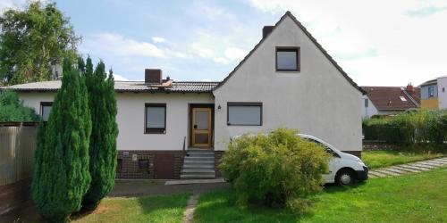 Kassel House | Erdgeschoss Wohnung mit eigener Küche, Badezimmer und WC, inkl Gratis Frühstück, WiFi und Parkplatz, mit umzäunten Garten, Top Lage in Kassel, so privat wie zu Hause