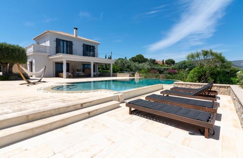 Ermionida House | Ermioni Villa Eternity Pool & Tennis Court
