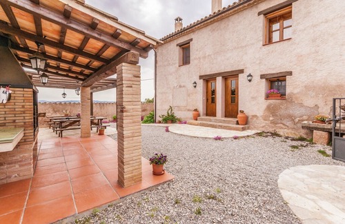 Maians Cottage | Comfy Cottage in Maians with Swimming Pool