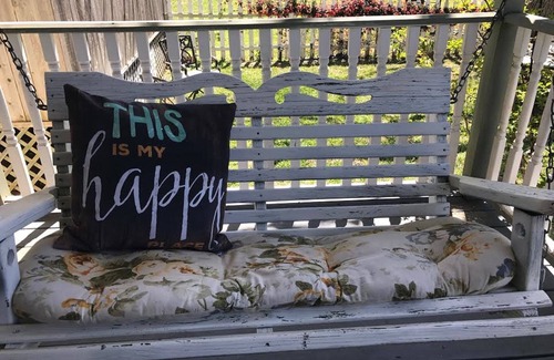 Fredericksburg Cottage | Escape the city life; minutes from local vineyards; private hot tub; sleeps 6