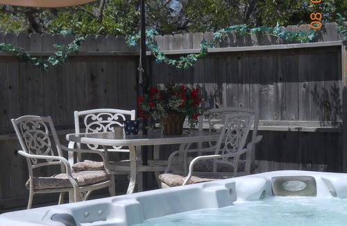Fredericksburg Cottage | Escape the city life; minutes from local vineyards; private hot tub; sleeps 6