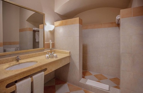Makadi Bay Hotel | Escape to 3 Comfortable Rooms Near Makadi Water World Aqua Park | Free Parking