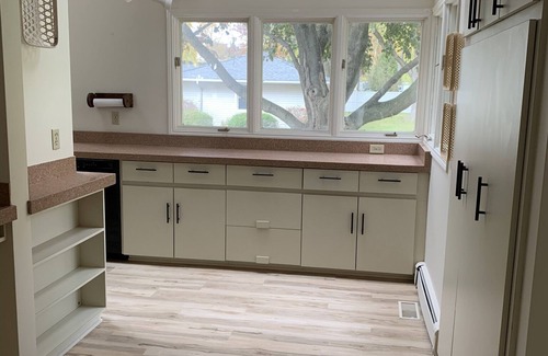 Amherstburg Cottage | Escape to a truly unique beach house in the charming town of Amherstberg!