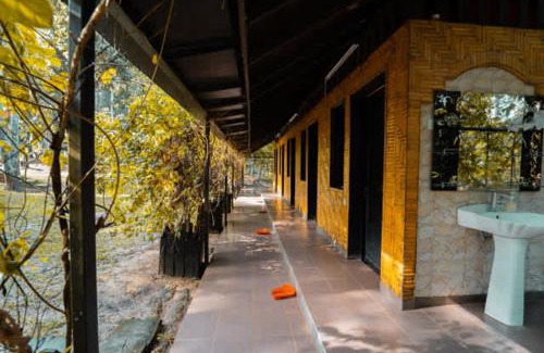 Kampung Ulu Dong Ski Chalet | Escape to Nature Cozy Terrace Room by the River
