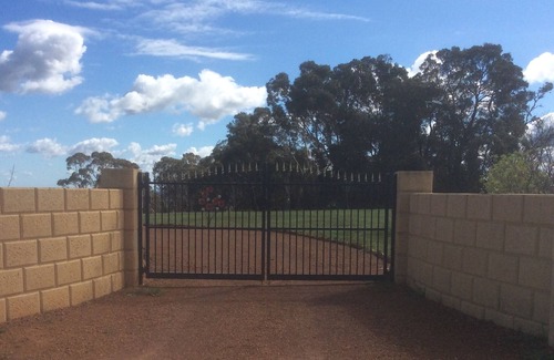 Lower Chittering House | Escape to the hills and valleys of north perth in your own guest suite