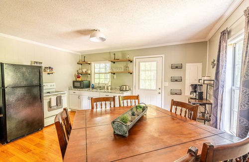 Sevierville Cottage | Escape to the Great Smoky Mountains! 🍁⛰️ Pet Friendly 🐾