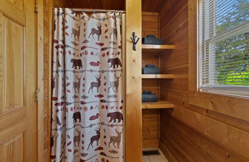 Pigeon Forge House | Escape to the Smokies- Pool, hot tub, cozy cabin, Pigeon Forge