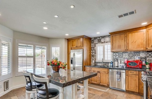 La Buena Vida House | Escape to this gorgeous Glendale, AZ home where luxury meets relaxation