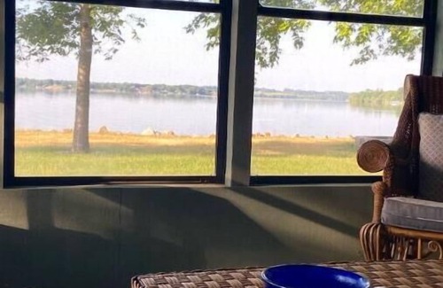 Verdi Cottage | Escape to this peaceful lakefront getaway on Lake Hendricks