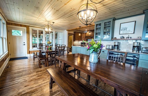 Stone Lake Cabin | Escape to Tranquility: A Charming 9-Bedroom Lodge on the lake shore of Sand Lake