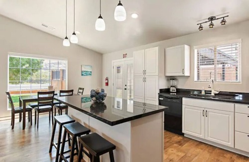 La Verkin House | *ESCAPE to ZION* Hot Tub and RV Parking VERY CLEAN