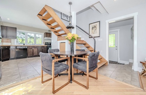 Burlington Cottage | Escarpment Escape - 1 Bedroom Loft Cottage: Huge Deck, Panoramic views, Trails