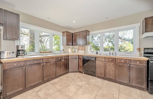 Burlington Cottage | Escarpment Escape - 1 Bedroom Loft Cottage: Huge Deck, Panoramic views, Trails