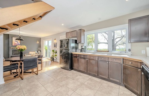 Burlington Cottage | Escarpment Escape - 1 Bedroom Loft Cottage: Huge Deck, Panoramic views, Trails