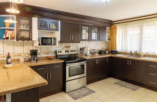 La Guaria House | Espaciosa Casa Familiar Cerca de San José: 4 Dormitorios, Oficina, BBQ y Otros