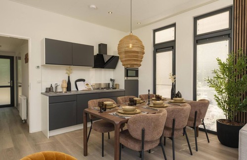 Lieren House | Essenburgh: Spacious and stylish home for 6 people with three bedrooms, a modern kitchen, a cozy outdoor space, and a private hot tub for ultimate relaxation. Enjoy luxury and nature in the Veluwe.