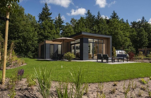 Lieren House | Essenburgh: Spacious and stylish home for 6 people with three bedrooms, a modern kitchen, a cozy outdoor space, and a private hot tub for ultimate relaxation. Enjoy luxury and nature in the Veluwe.