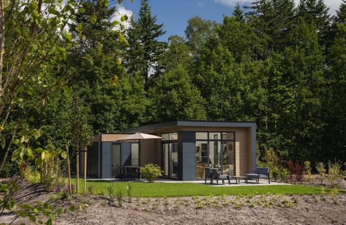 Lieren House | Essenburgh: Spacious and stylish home for 6 people with three bedrooms, a modern kitchen, a cozy outdoor space, and a private hot tub for ultimate relaxation. Enjoy luxury and nature in the Veluwe.