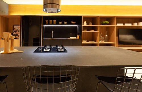 Centro Apartment | Estudio Moderno em Florianópolis, Vista Mar, Food Hall Patio Milano