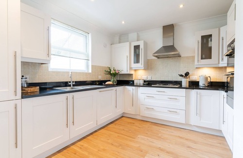 Lelant House | Estura is a spacious and modern detached house set within the lovely area of Salting’s Reach just on