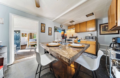 Euclid House | Euclid 3-BR 1-bath, just 12 min to Cleveland: King Bed, Smart TV