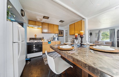 Euclid House | Euclid 3-BR 1-bath, just 12 min to Cleveland: King Bed, Smart TV