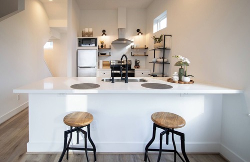 Northside House | European Style Flat on Light Rail w Skyline Views