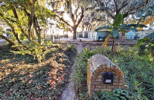 Eustis House | Eustis Fl- Lakefront Minie Ranch. Private ,fenced, off main drag, walk to town.