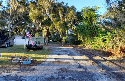 Eustis House | Eustis Fl- Lakefront Minie Ranch. Private ,fenced, off main drag, walk to town.