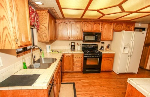 Summit Estates House | Evergreen Retreat- A walk to Snow Summit W/Spa!