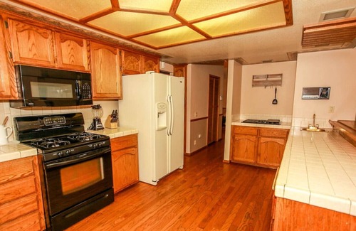 Summit Estates House | Evergreen Retreat- A walk to Snow Summit W/Spa!